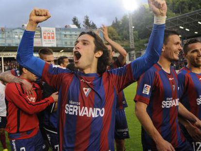 Los jugadores del Eibar muestran este s&aacute;bado en Ipurua la alegr&iacute;a por su ascenso a Primera Divisi&oacute;n. 