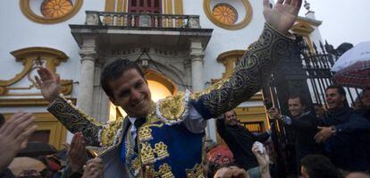 El Juli sale por la Puerta del Pr&iacute;ncipe en la Real Maestranza de Sevilla. Corrida correspondiente a la feria de abril de 2010