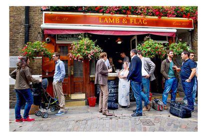 El Great British Festival invita a disfrutar cada verano de la mejor cerveza británica (y de importación) en el céntrico centro de exposiciones Olympia. Aunque es un encuentro para profesionales, cada tarde abre sus puertas al público. Una oportunidad para los más cerveceros, que también pueden aprovechar el buen tiempo para conocer los mejores pubs de la ciudad (en la foto, el Lamb & Flag, en Covent Garden), así como sus estivales 'beer gardens'.