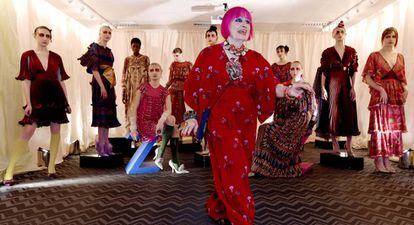 Zandra Rhodes, con varios de sus diseños durante la Semana de la Moda de Londres, en febrero de 2019.