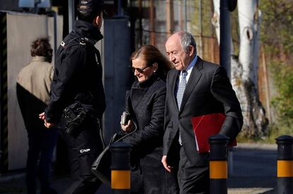 El exgobernador del Banco de España, Miguel Ángel Fernández Ordóñez, a su llegada a la Audiencia Nacional donde declara como testigo en el juicio por la salida a bolsa de Bankia.