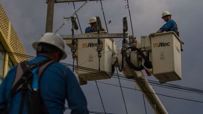 Trabajadores de la CFE arreglan un tendido eléctrico en la colonia Álamos, en Ciudad de México.