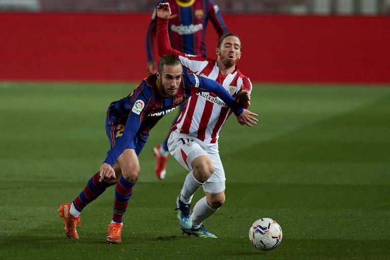 Mingueza dispute le ballon contre Muniain.