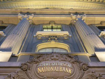 Vista de la fachada del Banco Nacional Suizo, en Berna, Suiza.