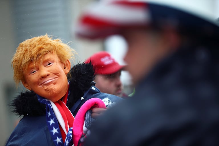 Una persona usa una máscara del presidente Donald Trump antes de un acto de campaña en el condado de Lancaster, Pensilvania, este lunes.