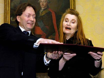 Engdahl entrega a la autora austriaca Elfriede Jelinek el diploma del Nobel de Literatura en 2004.