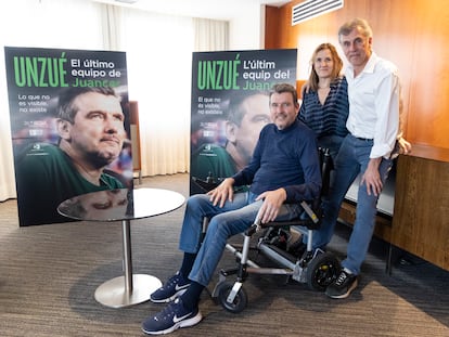 Juan Carlos Unzué, junto al periodista Xavi Torres, director del documental "Unzue. El ultimo equipo de Juancar” y su esposa, Maria Elorza, en la XXVI edición del Festival de Málaga.