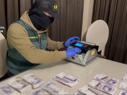 Parte de los 200.000 euros en múltiples divisas incautados en los 23 registros a la trama mafiosa de El Bubu del Campo de Gibraltar.