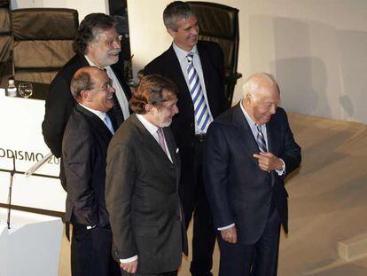 Joaquín Estefanía, Jesús Ceberio, Juan Luis Cebrián y Javier Moreno, junto a Jesús de Polanco en la entrega de los Ortega y Gasset 2006.
