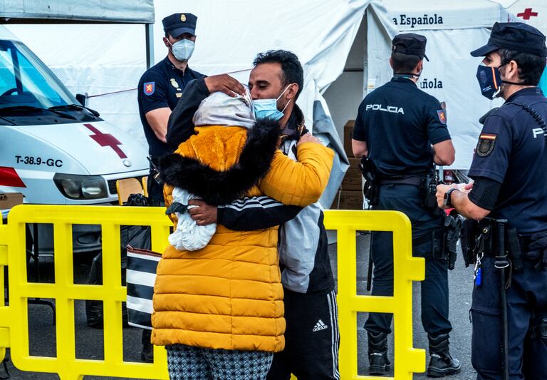 Reencuentro familiar en el muelle de Arguineguín, donde esta semana se ha intensificado el ir y venir de familiares en busca de sus parientes.