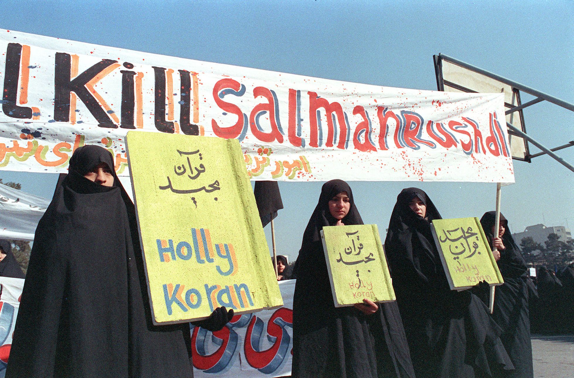 Un grupo de mujeres iraníes se manifiestan en 1989 pidiendo la muerte de Salman Rushdie tras la fetua emitida en contra del intelectual.