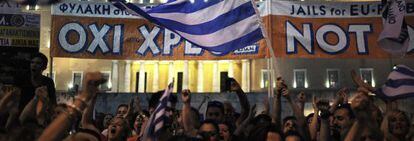 Manifestantes en Atenas apoyan el "no" frente al Parlamento griego.
