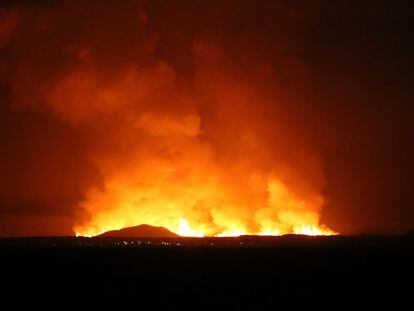 Un volcán echa lava y humo mientras entra en erupción, al norte de Grindavik, en Islandia