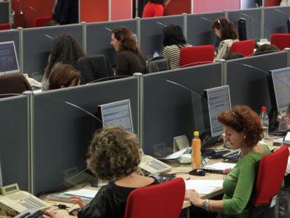 Mujeres en una oficina de atenci&oacute;n al cliente