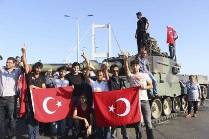 Miembros de la polic&iacute;a y partidarios del presidente Recep Tayyip Erdogan, tras el intento de Golpe de Estado. 