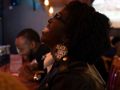 Una mujer celebra la victoria de Joe Biden en el bar Sweet Aubur, en Clayton (Atlanta).