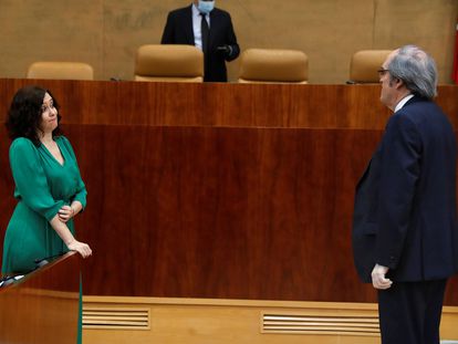 La presidenta regional, Isabel Díaz Ayuso, conversa con el portavoz socialista de la Asamblea de Madrid, Ángel Gabilondo, este viernes.