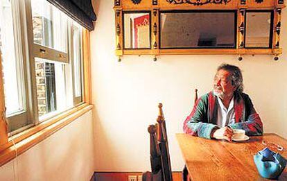 El escritor Vidiadhar Surajprasad Naipaul, premio Nobel en 2001, en su casa en el barrio de Chelsea en Londres.