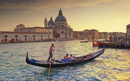 Góndolas en el Gran Canal de Venecia, con la iglesia de Santa Maria della Salute al fondo.