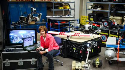 La profesora Robin R. Murphy con algunos de sus robots, en el Laboratorio de Robótica Humanitaria e Inteligencia Artificial de Texas en 2016.