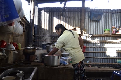 Acined Higuita utiliza la estufa de leña eficiente.