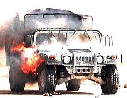Un vehículo estadounidense arde tras el ataque de hoy en Jaldiya.