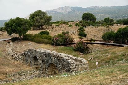 Restos del acueducto de la ciudad romana de Baelo Claudia.
