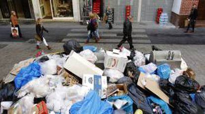 Basura amontonada en una calle céntrica de Málaga, donde unas 1.200 toneladas se han acumulado después de tres días de huelga indefinida convocada por los trabajadores de la empresa del servicio de la limpieza (Limasa).