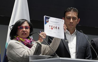 The president of the National Electoral Council, Doris Ruth Méndez, and the National Registrar, Alexánder Vega, this Monday in Bogotá.