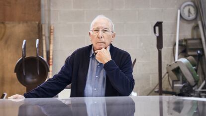 El escultor Pere Casanovas en su taller de Mataró, por donde han pasado desde Tàpies hasta Mariscal.