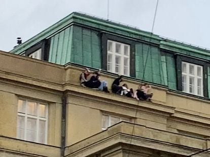 Estudiantes de la facultad de Filosofía y Letras de la Universidad Carolina se refugiaban en una cornisa durante el tiroteo del jueves en Praga.