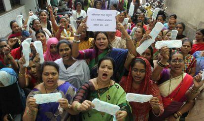 Imagen de archivo de una manifestación en Bombay contra los precios de las compresas.
