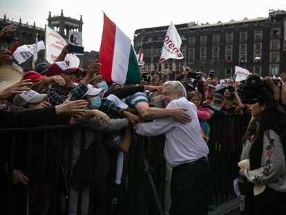 El presidente de México, Andrés Manuel López Obrador, abraza a sus simpatizantes durante la marcha de este 27 de noviembre, en el Zócalo capitalino.