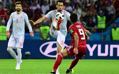 Busquets controla el balón.