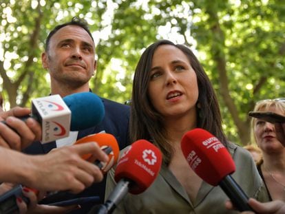 La ministra de Derechos Sociales y Agenda 2030, Ione Belarra, y el candidato de Podemos a la alcaldía de Madrid, Roberto Sotomayor, este martes en Madrid.