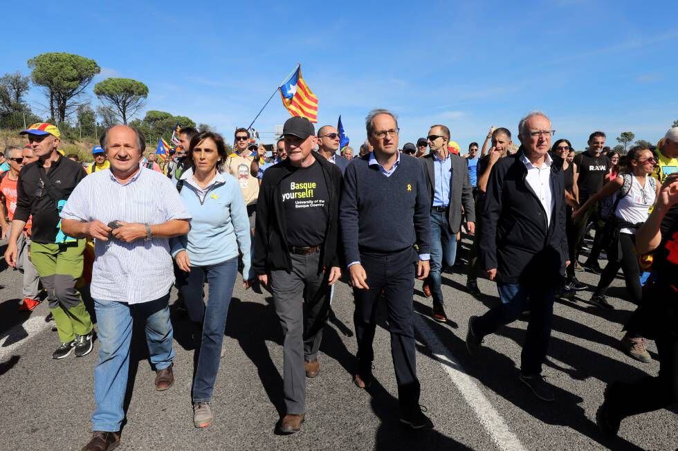 Torra, al centre, i l'exlehendakari Juan José Ibarretxe, amb gorra, marxen tallant l'autopista A-7 en protesta per la sentència del Procès, el 16 d'octubre passat.
