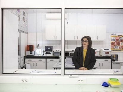 Elvira Fortunato en su laboratorio en Almada, Portugal.