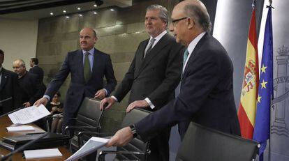 El ministro de Educación, Íñigo Méndez de Vigo, y los titulares de Economía, Luis de Guindos, y Hacienda, Cristóbal Montoro.