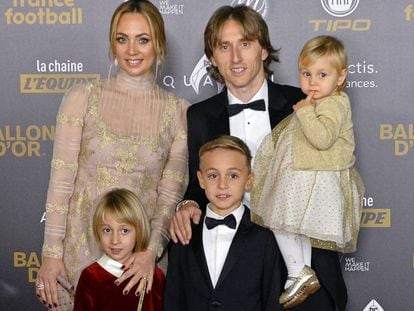 Luka Modric, su esposa Vanja Bosnic y sus tres hijos, en París, en la ceremonia del Balón de Oro 2018.