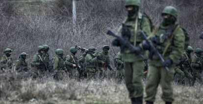 Soldados rusos marchan alrededor de una base ucrania en Perevalnoye, a las afueras de Simferópol.