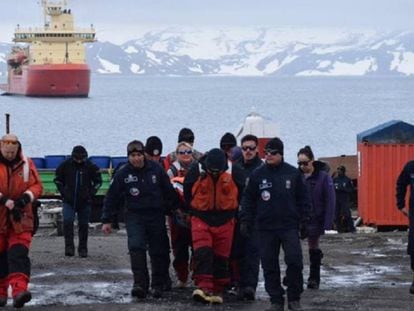 Miembros de la Fuerza Aérea de Chile en la base antártica Presidente Eduardo Frei.