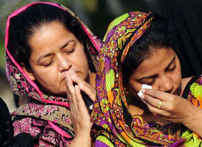 Dos mujeres cristianas lloran durante una protesta que ha tenido lugar esta tarde en contra de los atentados.