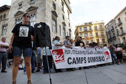 Un centenar de personas pidió ayer la dimisión de Camps ante el Palau de la Generalitat.