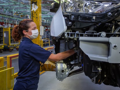 Una empleada de Ford, en la planta de montaje de Almussafes