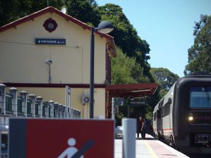 Un tren se detiene ayer en la estaci&oacute;n de Pontedeume (A Coru&ntilde;a).