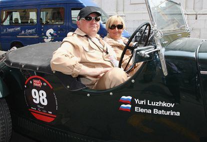 El alcalde de Moscú, Yuri Luzhkov y su esposa, Elena Baturina, participan en un carrera de vehículos de época en Brescia, Italia.