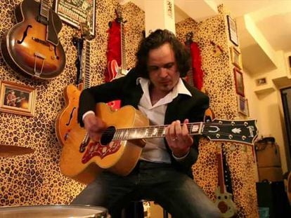 Diego García 'El Twanguero' improvisa dos piezas a la guitarra para 'Babelia'