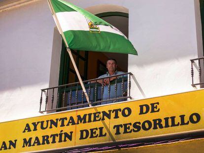 Jesús Fernández, presidente de la gestora de San Martín del Tesorillo y candidato a la Alcaldía por IU. En el vídeo, vecinos de San Martín del Tesorillo, en la plaza de la localidad.