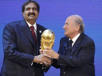 El primer ministro catarí, Hamad Al Thani, junto a Blatter, tras la designación de Catar 2022.