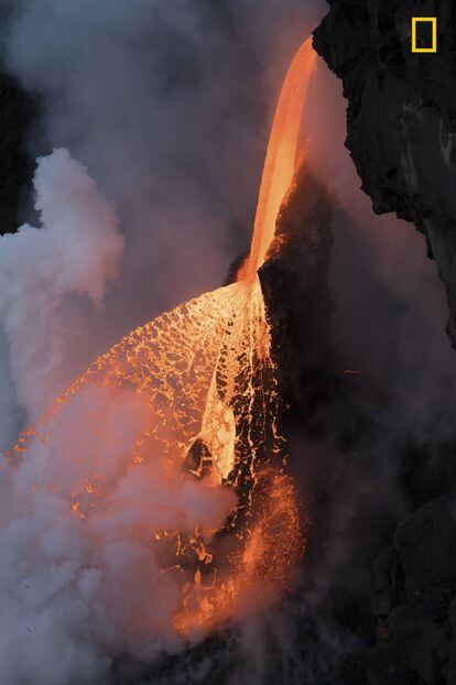 Cascada de lava en Kalapana, Hawái